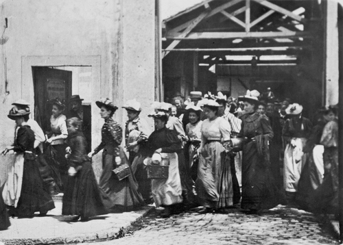 Workers leaving the factory, Lumiére brothers, 1895